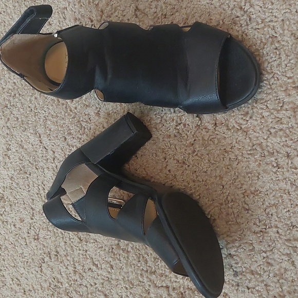 Black Naturalizer heels - Picture 2 of 6
